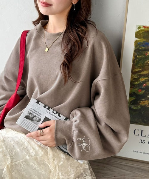 袖先のさりげない刺繍がアクセント。サインロゴ刺繍裏起毛スウェット