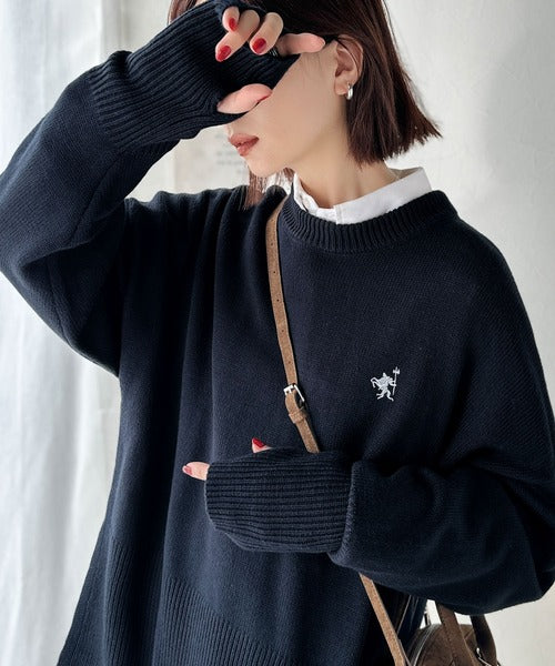 さらり抜け感ある着こなしが叶う。胸刺繍サムホール付きシンプルニット