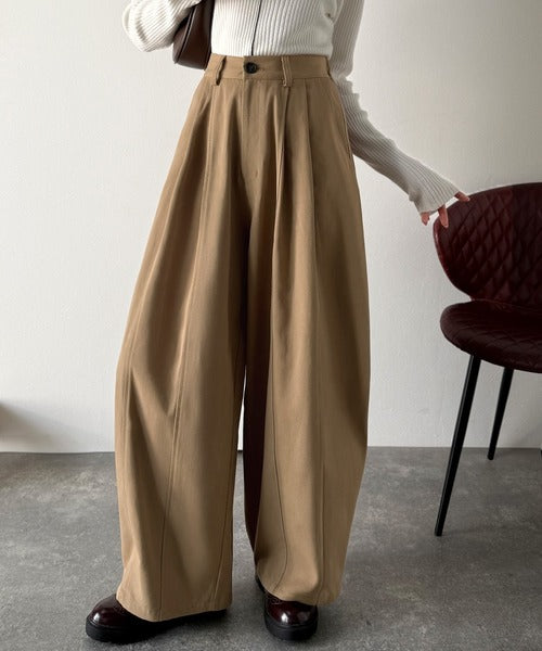 《JaVaジャバコラボ》カーブで魅せる、抜け感シルエット。綿100％コットンツイルバレルレッグタックパンツ jv1240111