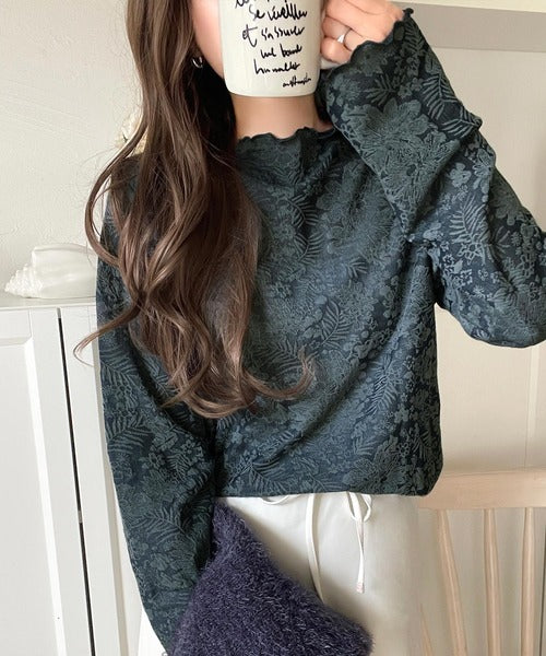 透け感で魅せる、秋の上品レイヤード。プチハイネック花柄レース