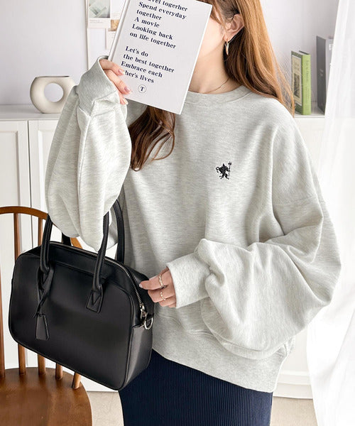 大人の上品カジュアル。ワンポイント胸刺繍裏毛スウェットプルオーバー