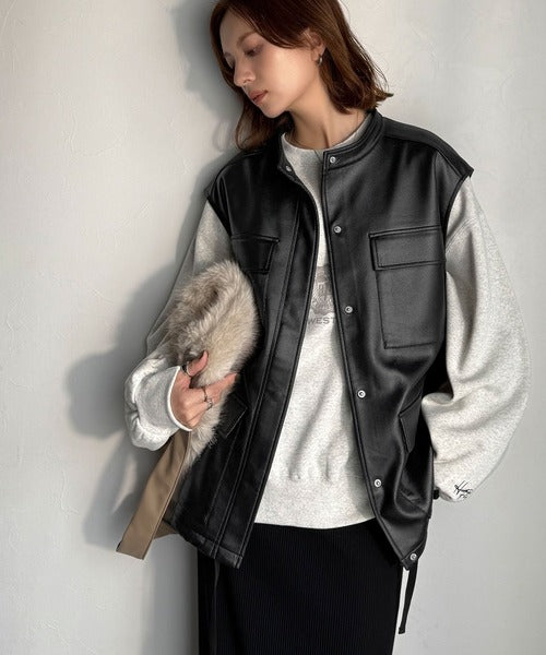 羽織るだけで、モードな存在感。BIGポケットレザー風加工スエード