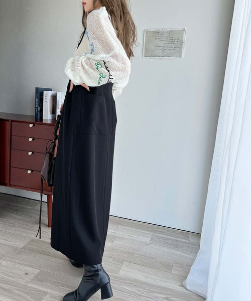 女性らしい上品シルエット。前後2wayサスペンダー付きタイトスカート