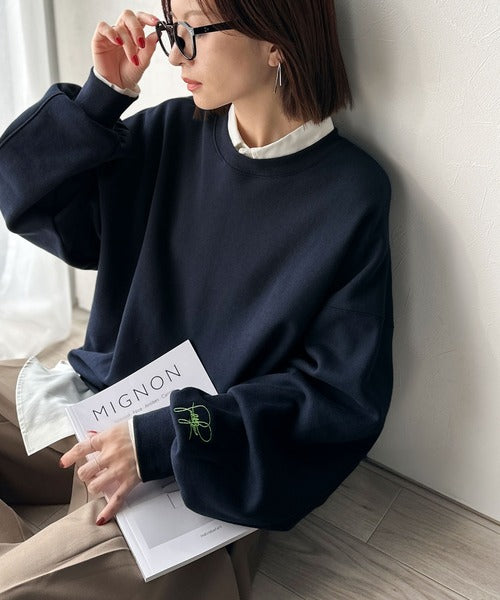 袖先のさりげない刺繍がアクセント。サインロゴ刺繍裏起毛スウェット