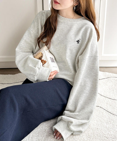 大人の上品カジュアル。ワンポイント胸刺繍裏毛スウェットプルオーバー