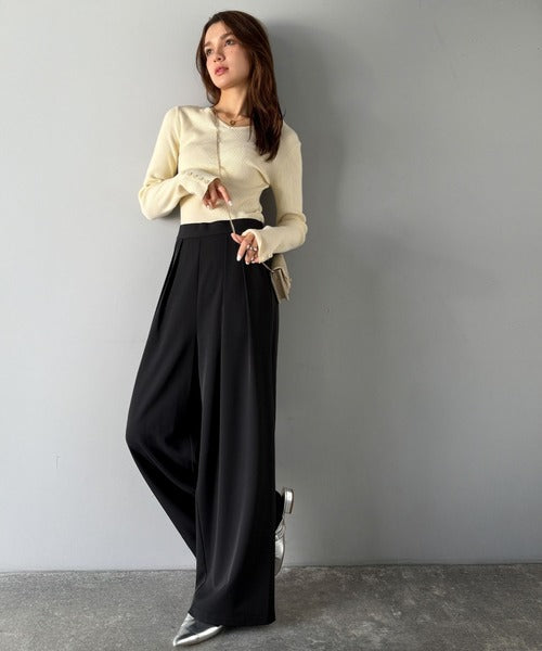 リラックス感ときちんと感を両立。上品見えするとろみ素材2タック