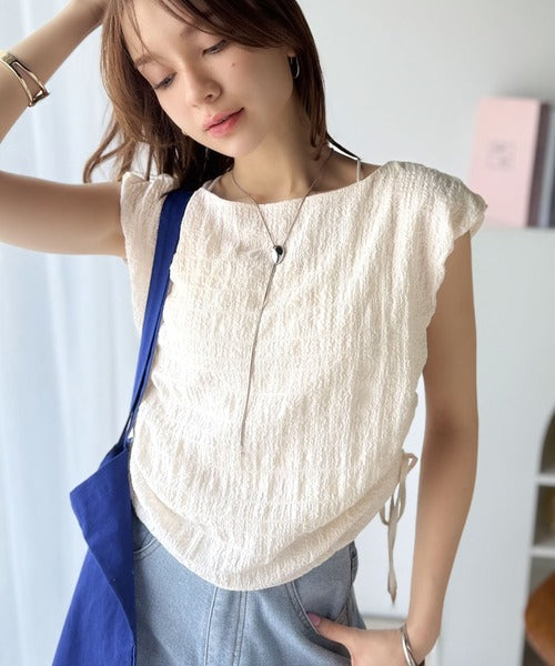 ポコポコ質感が涼しげ、夏の相棒トップス。ボートネックノースリーブ