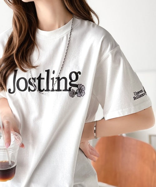ナチュラルな中に、さりげない華。綿100％ロゴ×フラワー刺繍ビッグT