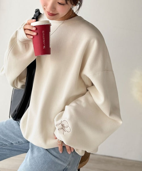 袖先のさりげない刺繍がアクセント。サインロゴ刺繍裏起毛スウェット