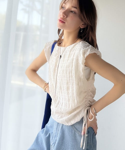 ポコポコ質感が涼しげ、夏の相棒トップス。ボートネックノースリーブ
