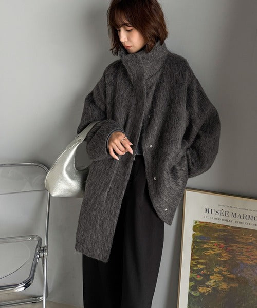 ベーシックとトレンドを両立。MIXシャギー比翼スタンドネックミドル丈