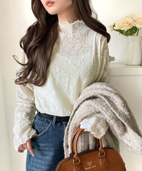 透け感で魅せる、秋の上品レイヤード。プチハイネック花柄レースメロウ
