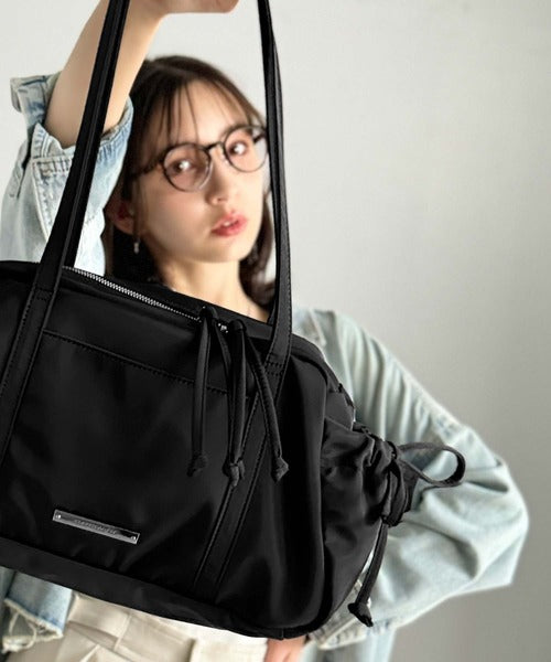 軽い・入る・かわいい。三拍子そろった万能バッグ。ロゴプレート使い