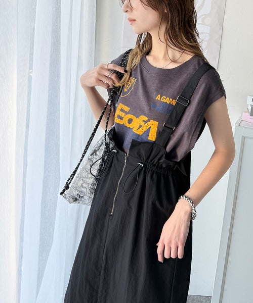 ツヤ感と品格を纏う、大人女性のミリタリースタイル。サスペンダー