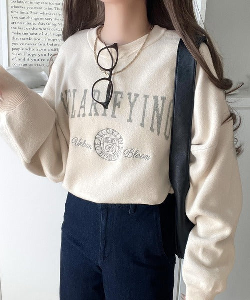 カレッジスタイルで秋めく。トレンド感たっぷりのエンブレムロゴ入り