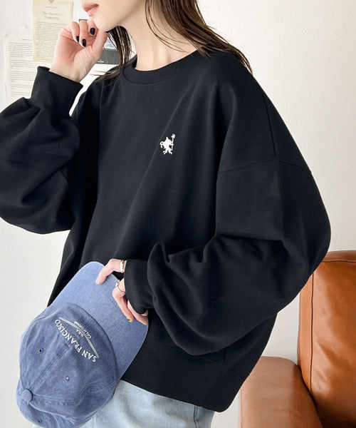 大人の上品カジュアル。ワンポイント胸刺繍裏毛スウェットプルオーバー