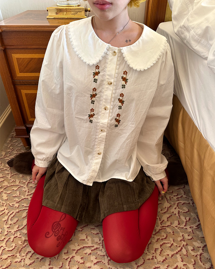 ラウンドカラーパンチングレースフラワーステッチブラウス