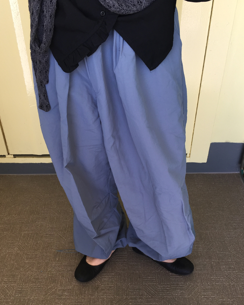 （ユニセックス）ブラックボタンウエストゴムパラシュートパンツ