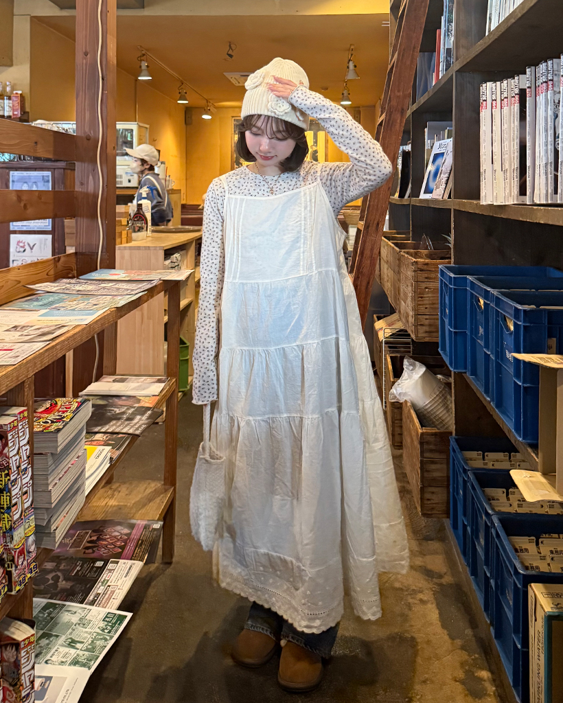 フラワーパンチングレースヘムキャミワンピース