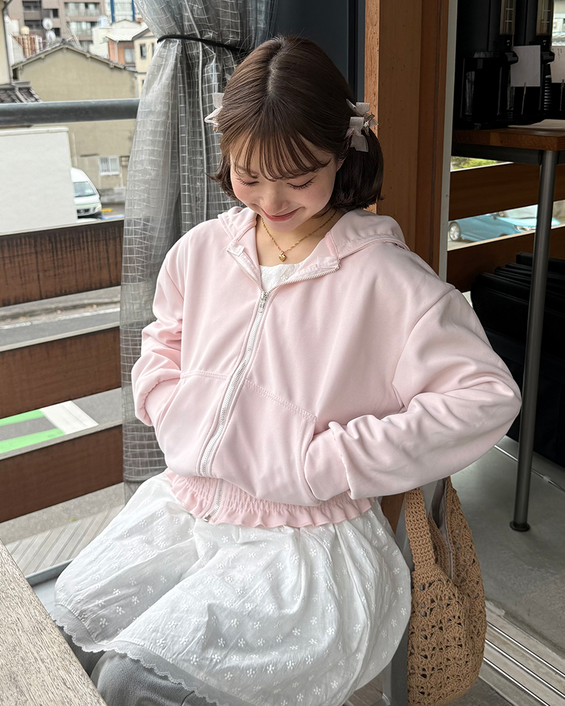 フリルシャーリングヘムジップアップパーカー