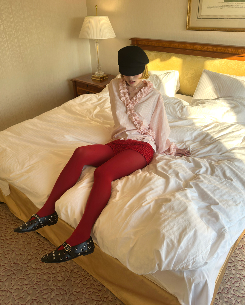 Ⅴネックギャザーフリルクラスターストライプブラウス