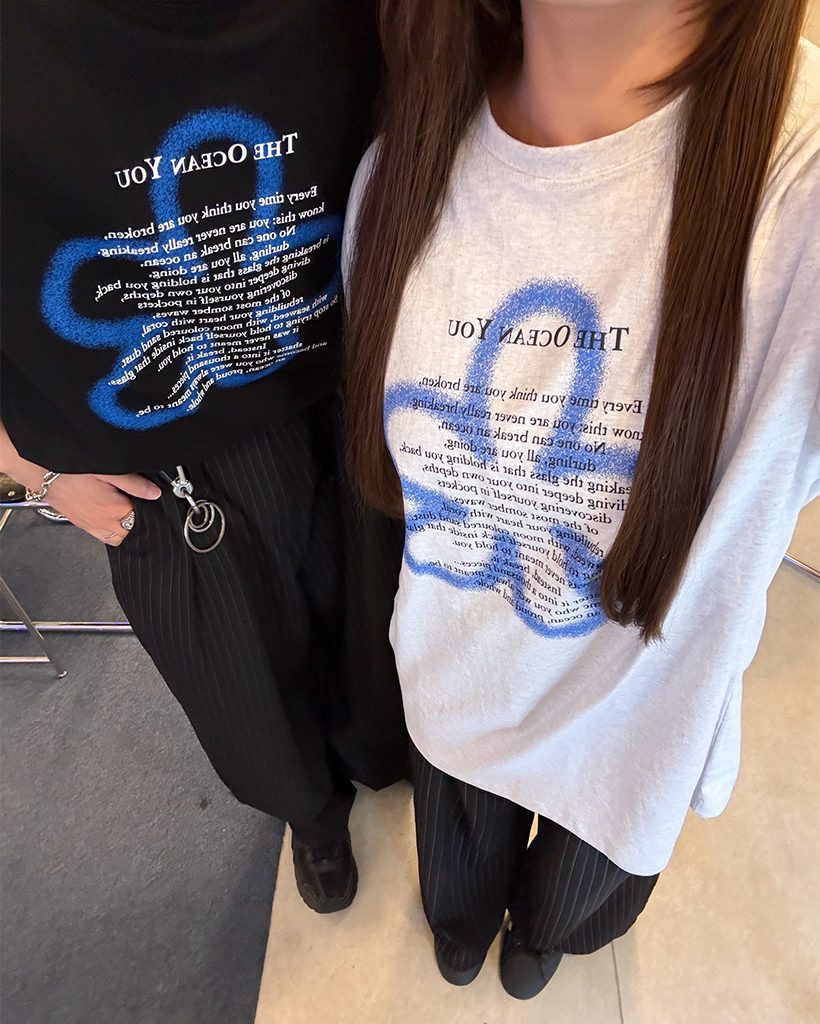 （ユニセックス）スプレーフラワーレタリングロングハーフTシャツ