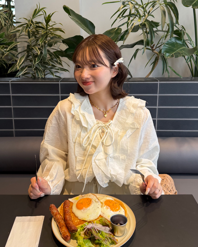 レースアップⅤネックラッフルリンクルブラウス