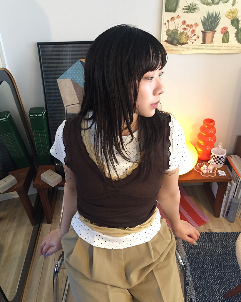 Vネックスカラップヘムリブタンクトップ