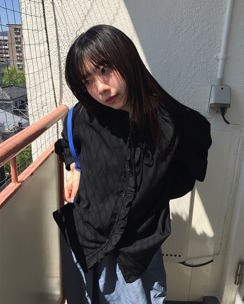 ファゴティングショルダーフリルボタンブラウス