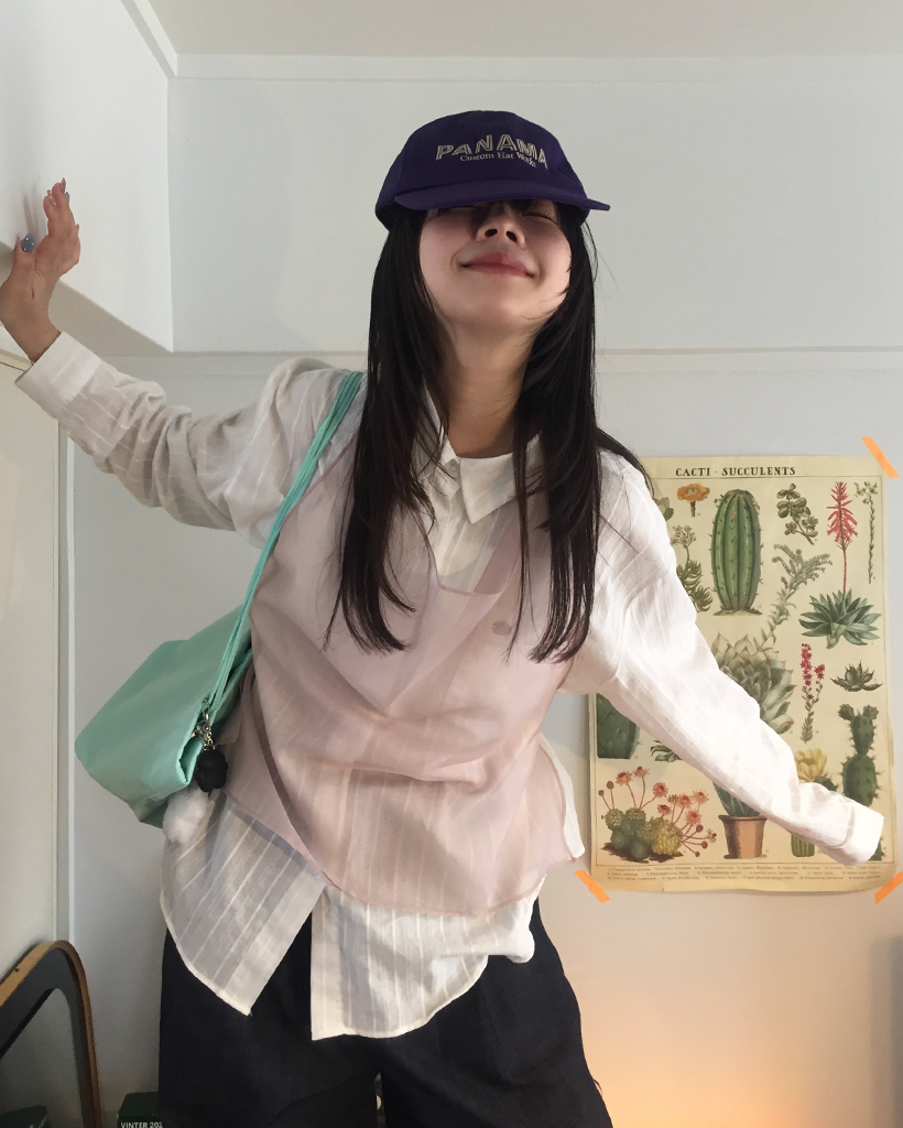 ボタンホルターネックシースルービスチェ