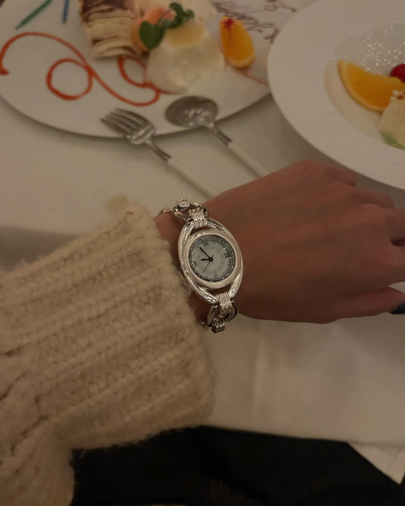 オーバルシルバーチェーンハンドウォッチ