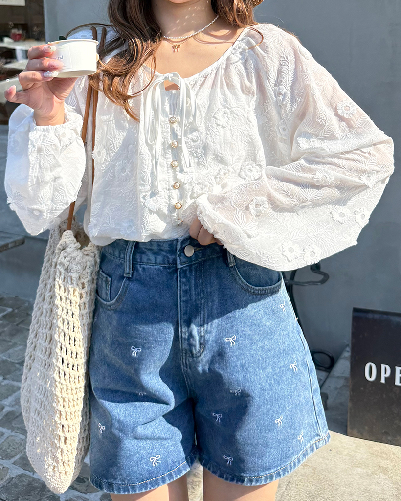 フラワーモチーフボタンブラウス