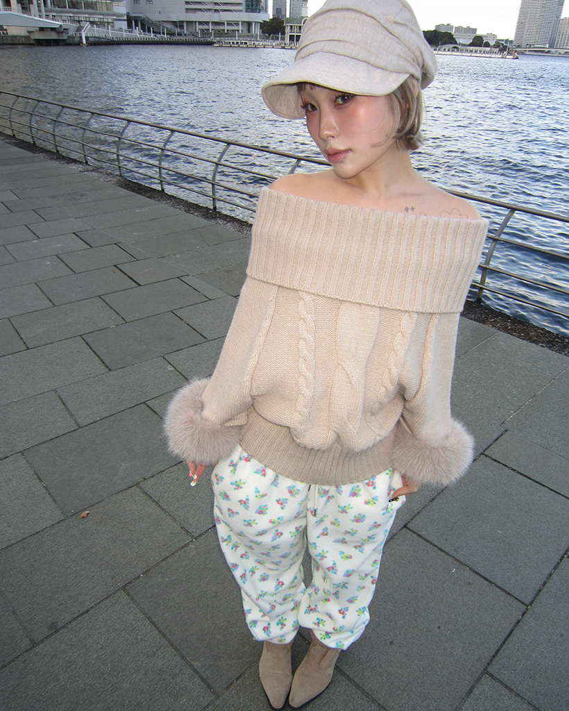 ファーカフスボールドケーブルオフショルセーター