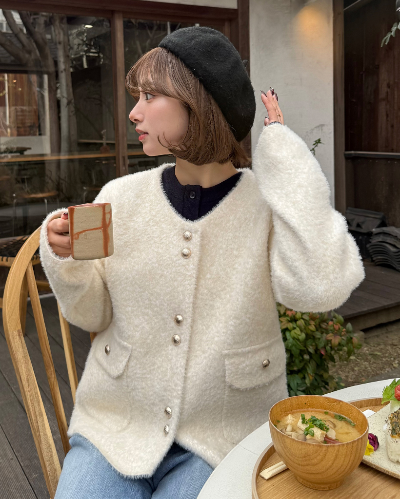 ゴールドボタンノーカラーヘアリーニットジャケット
