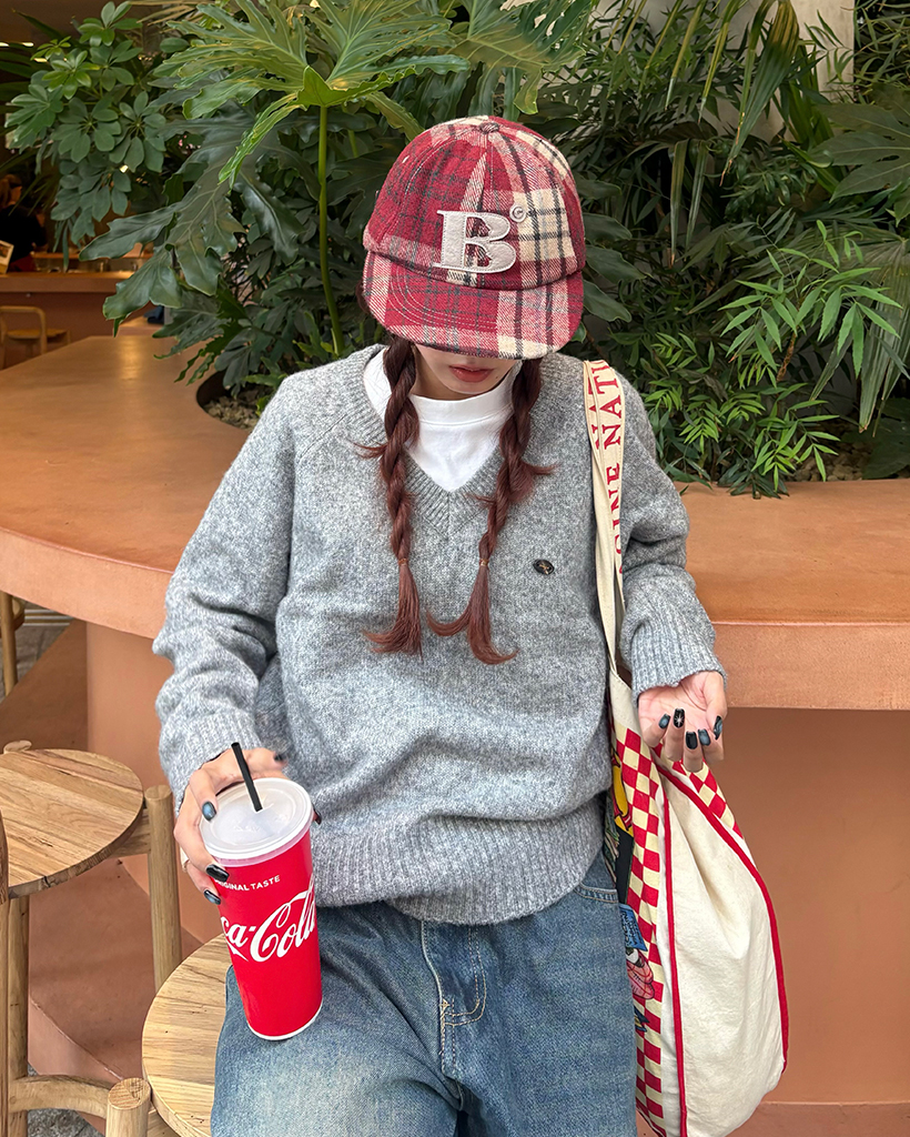 オーバルタグVネックラグランショルダーニットセーター | ファッション