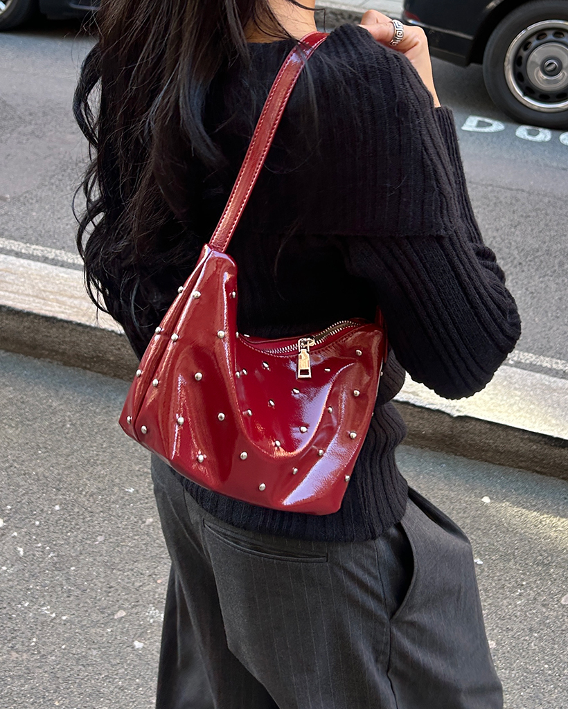 ラウンドスタッズレザーチャックバッグ