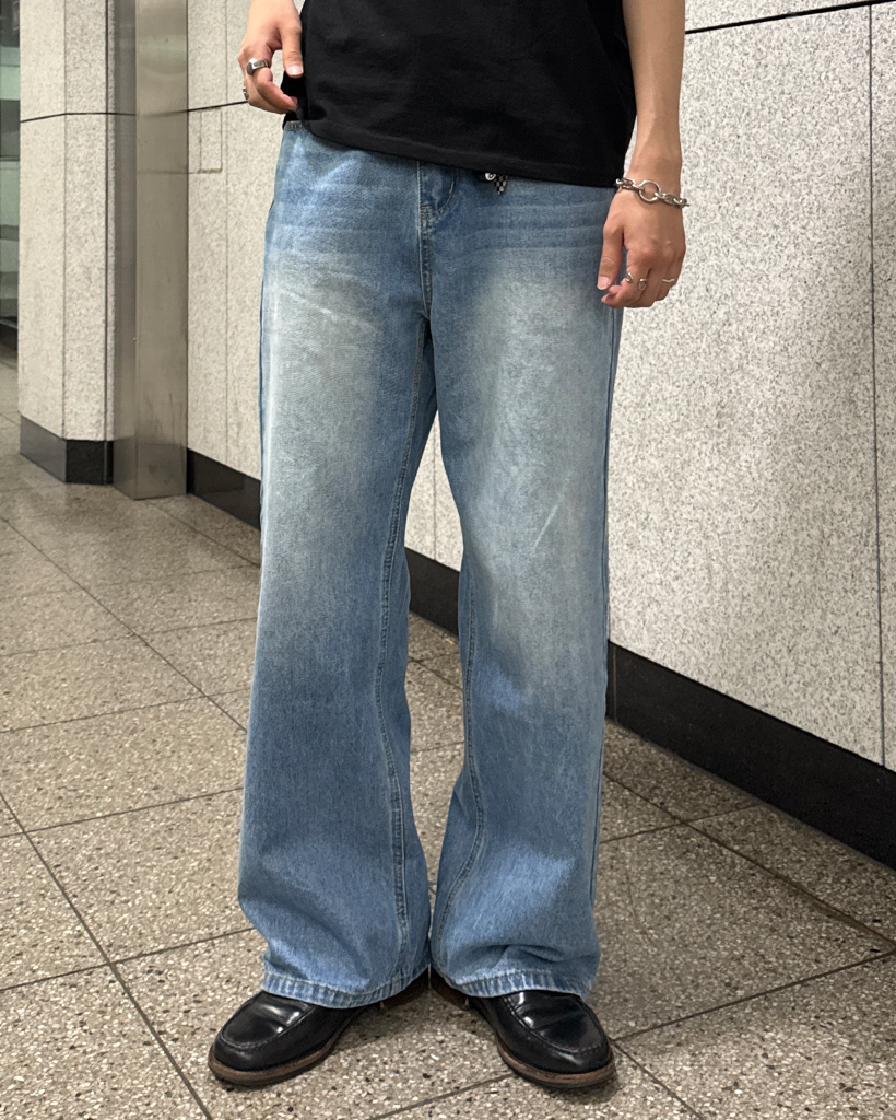 ライトウォッシュワイドバギージーンズ