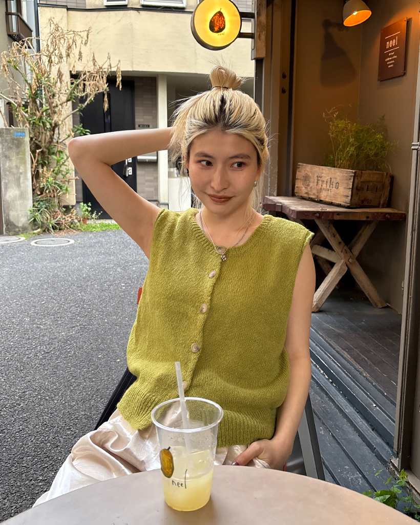 ラウンドネックマーブルボタンニットベスト