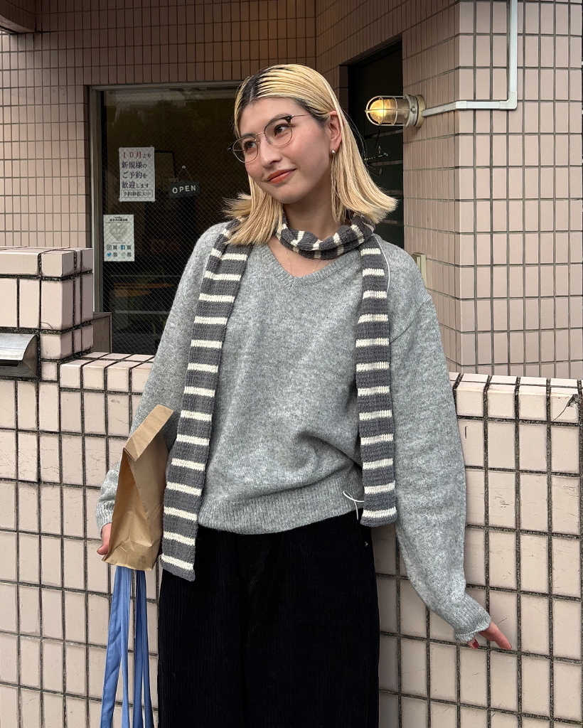 リブＶネックセミクロップドハイゲージニット
