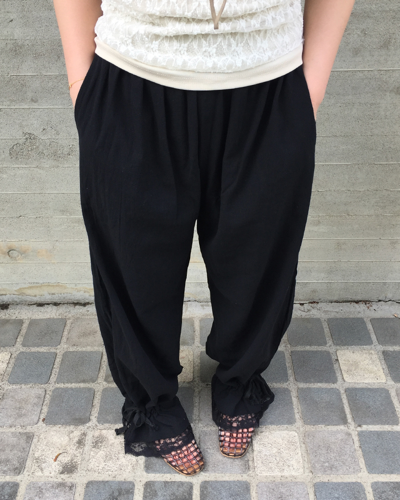 ドローストリングレースヘムカフスパンツ