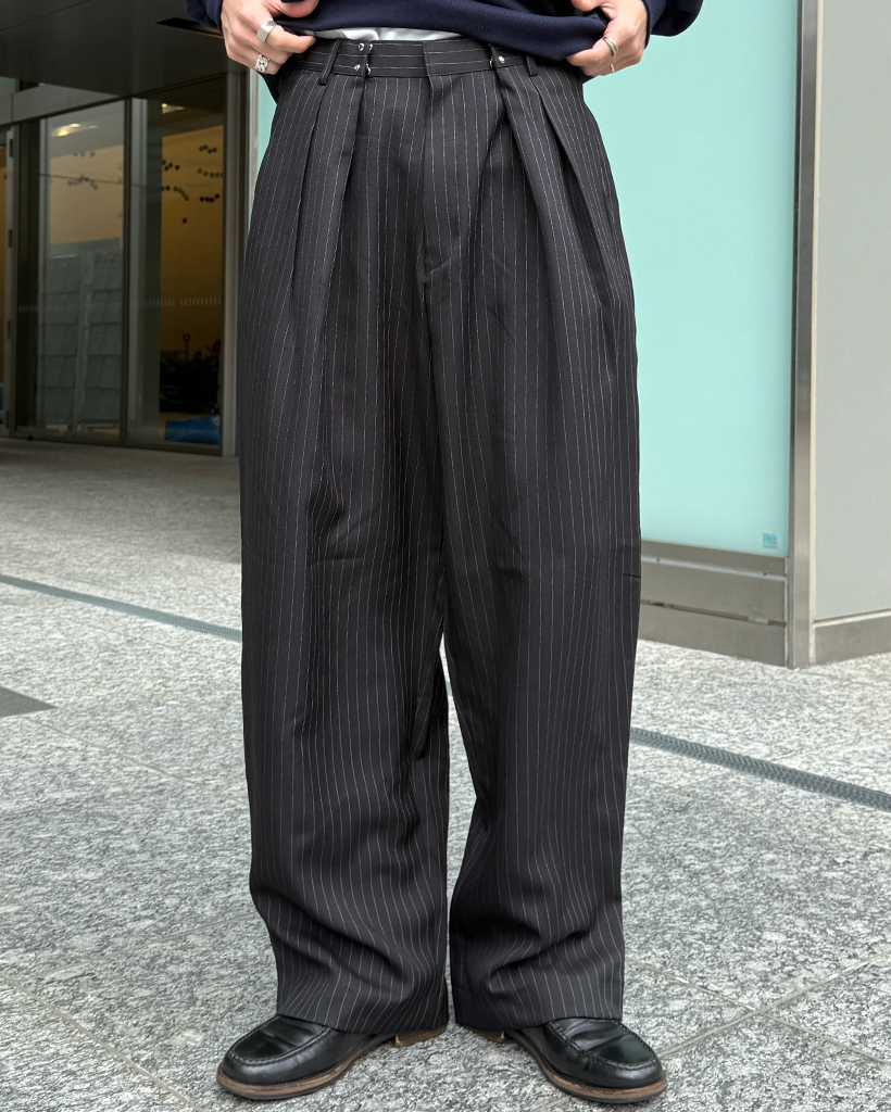 ピンストライプリベットアジャスタースラックスパンツ