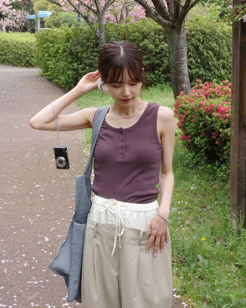 レイヤードボタンスリーブレス