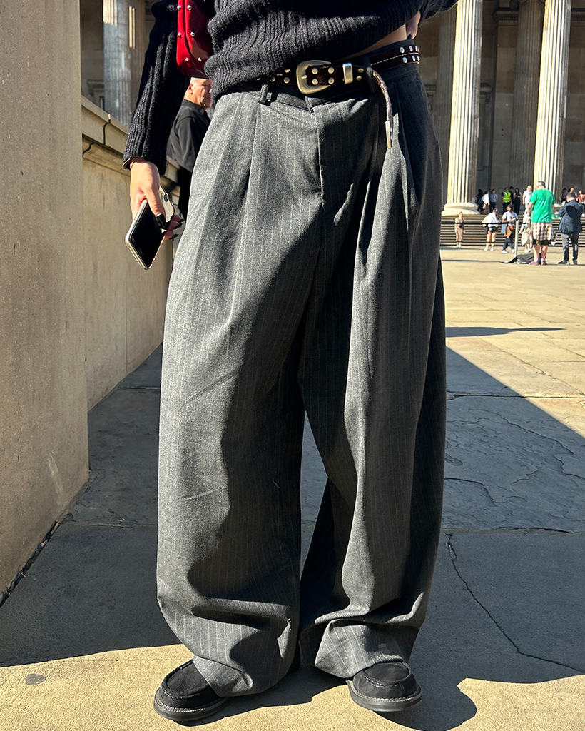 ユニセックス）ピンストライプツータックルーズスラックス