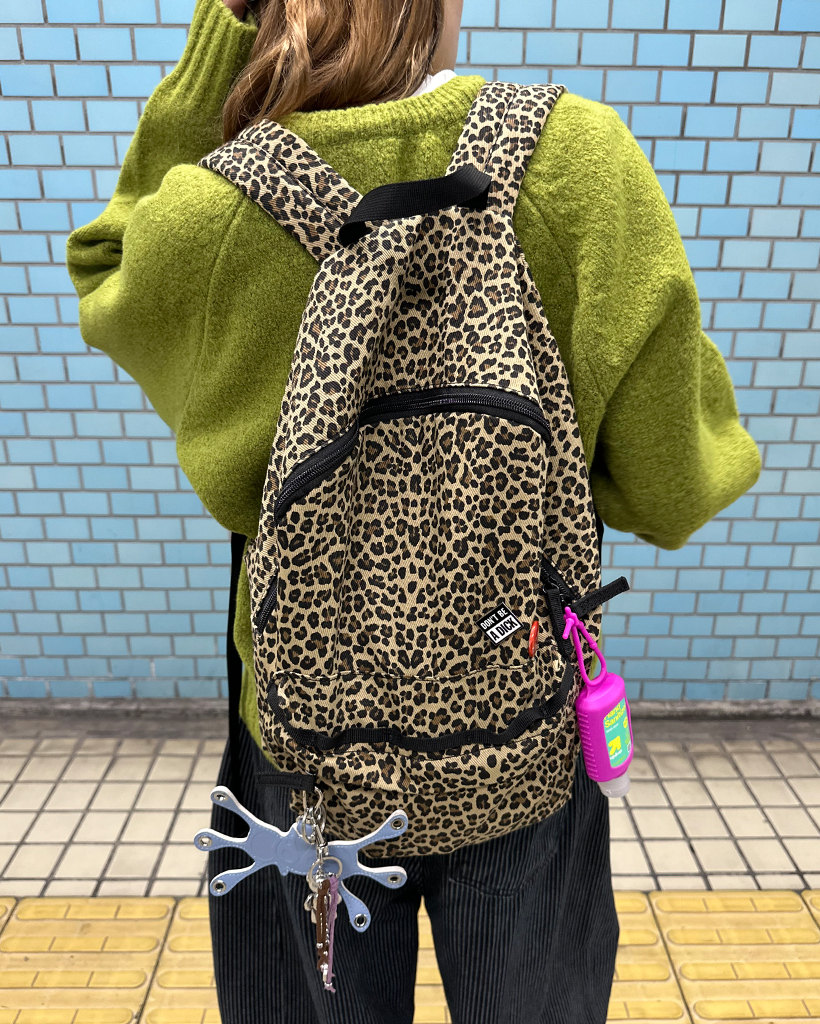レオパードパターンアウトジップポケットリュック