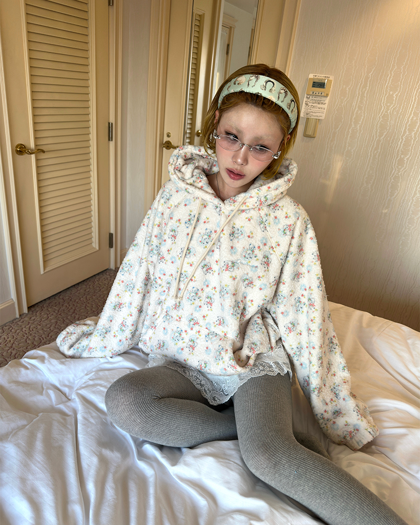 バストステッチラブリーパターンフリースパーカー