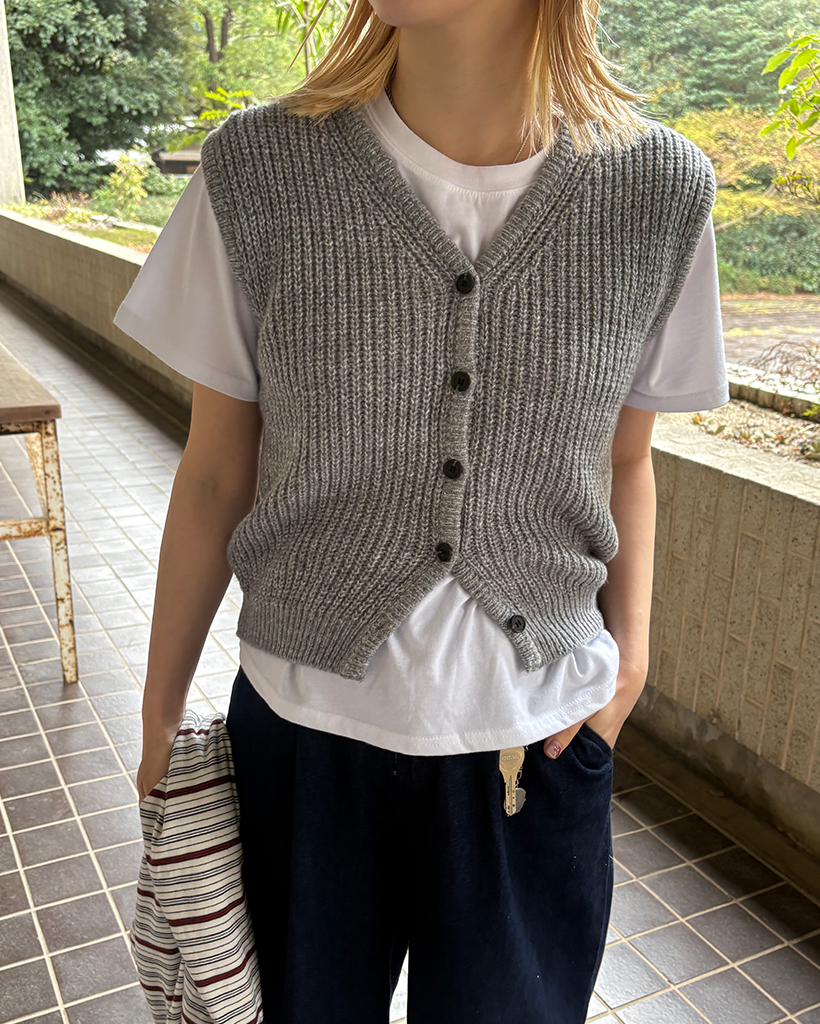 Vネックリブニットボタンベスト