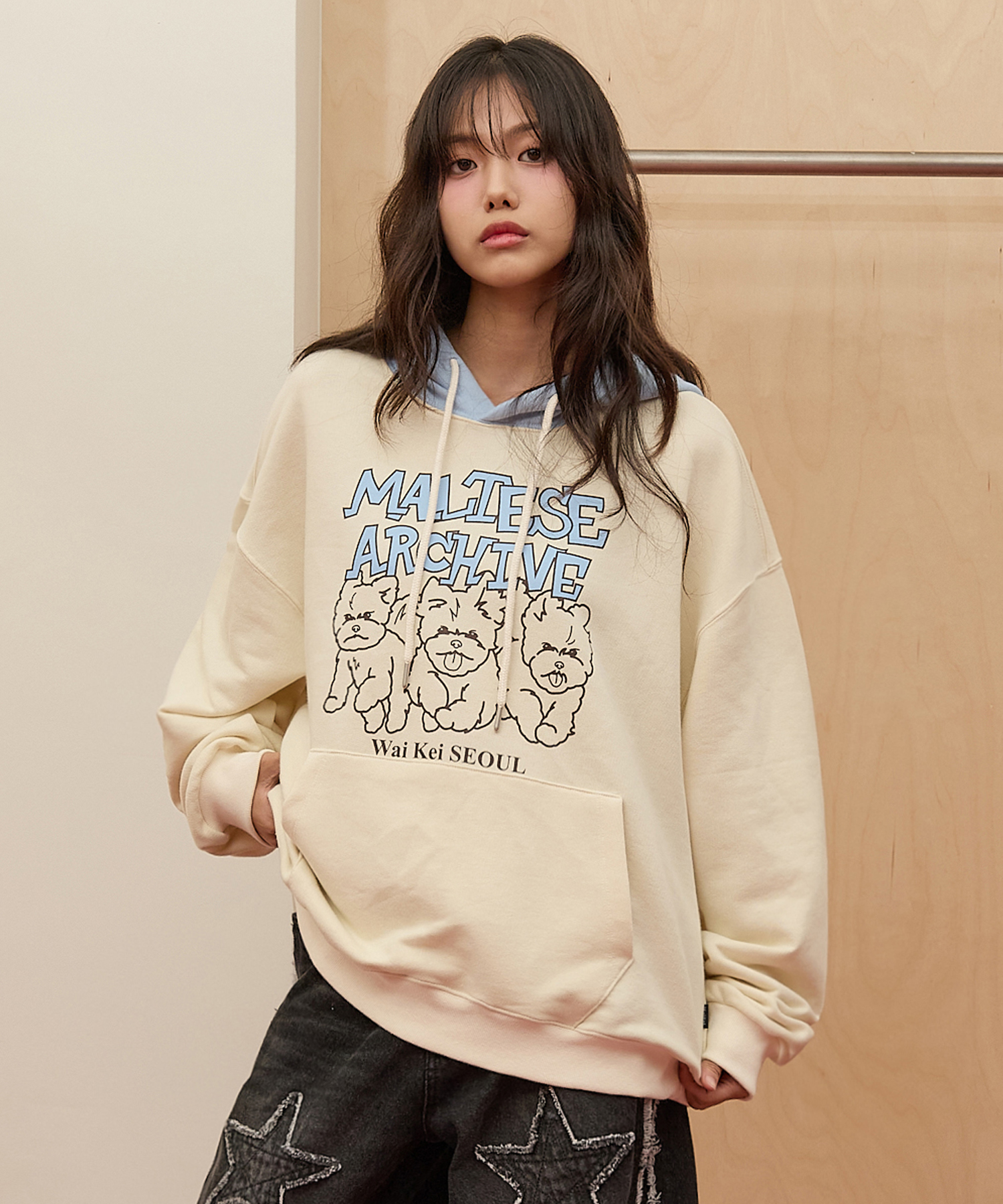 [K-POPアイドル着用] Maltese Archive Line Graphic Two Tone Hoody IVORY