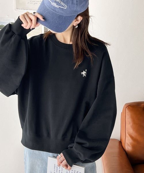 大人の上品カジュアル。ワンポイント胸刺繍裏毛スウェットプルオーバー