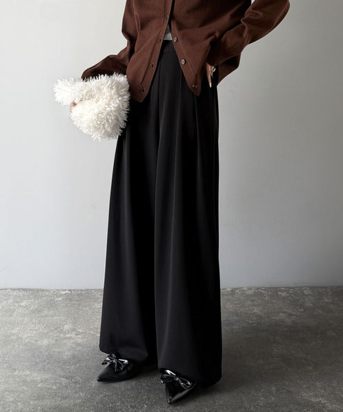 リラックス感ときちんと感を両立。上品見えするとろみ素材2タック