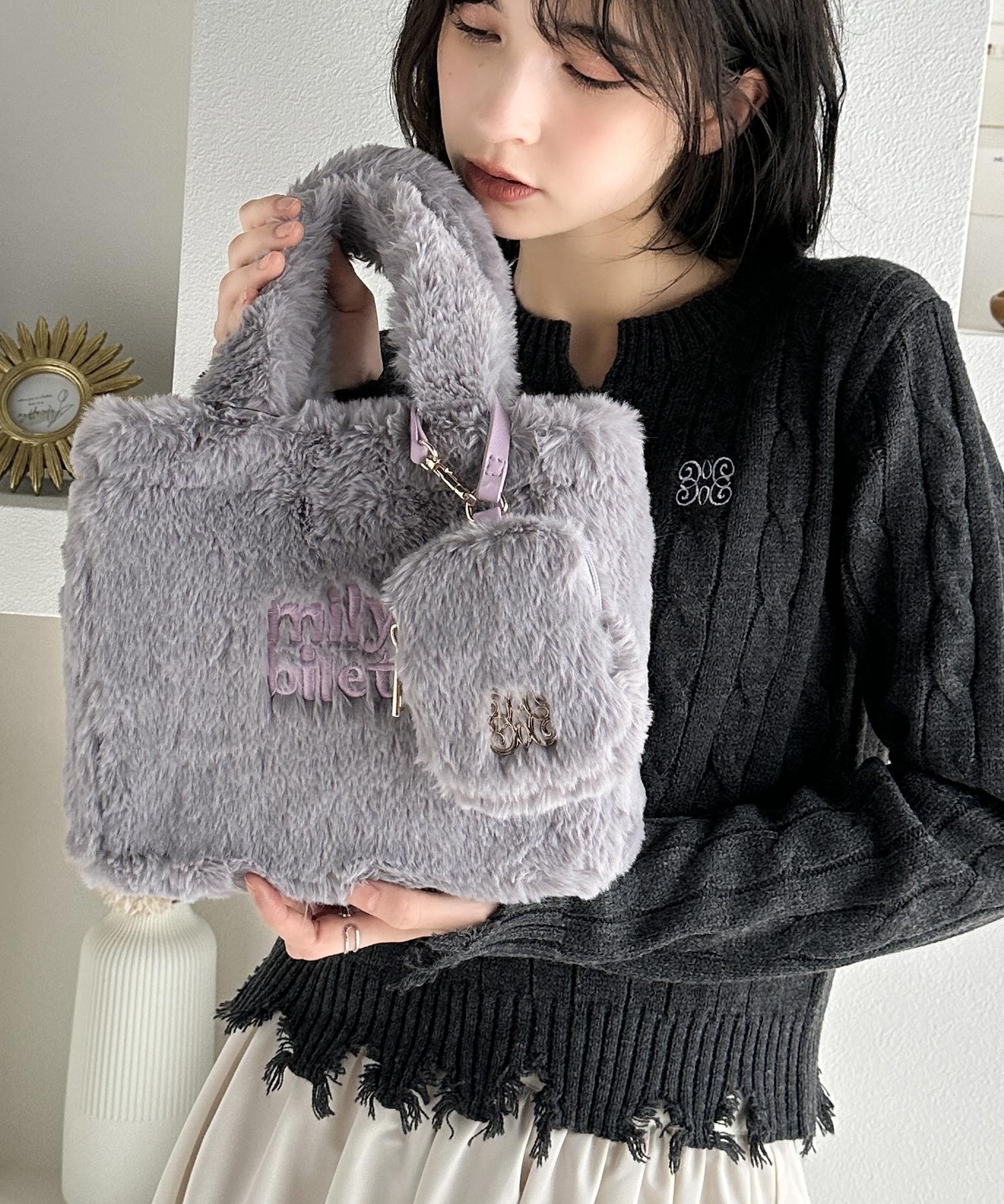 mily bilet】ふわふわのファーで魅了する。ミニポーチ付きロゴ刺繍